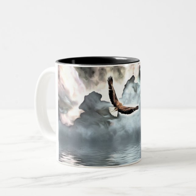 Adler fliegt über der Wasseroberfläche Zweifarbige Tasse (Vorderseite Links)