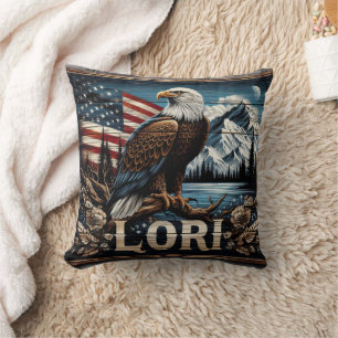 Adler mit amerikanischem Flaggenhintergrund Kissen