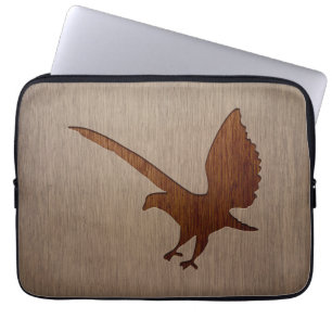 Adler-Silhouette graviert auf hölzernem Effekt Laptopschutzhülle