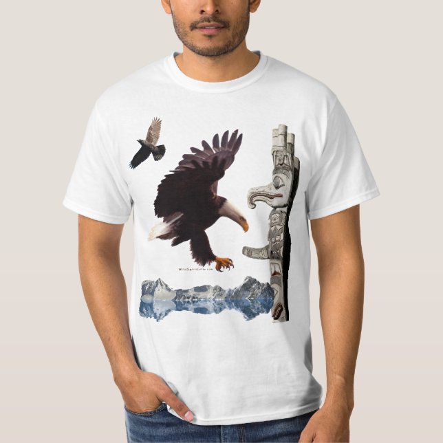 Adler, Totem Pole, Raven & Mountain Szene T-Shirt (Vorderseite)