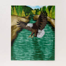 Adler über dem Fluss in den Bergen fliegen