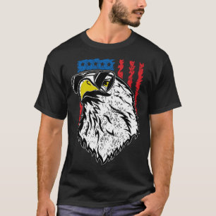 Adler unter Sonnenbrille und amerikanische Flagge  T-Shirt