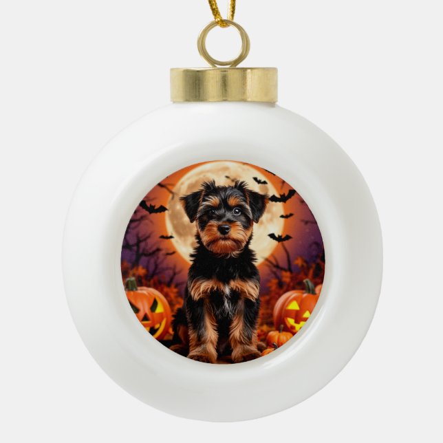 Adlige Welpe mit Halloween-Hintergrund Keramik Kugel-Ornament (Vorderseite)