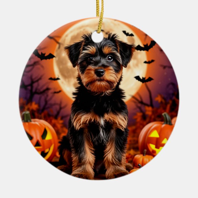Adlige Welpe mit Halloween-Hintergrund Keramik Ornament (Vorne)