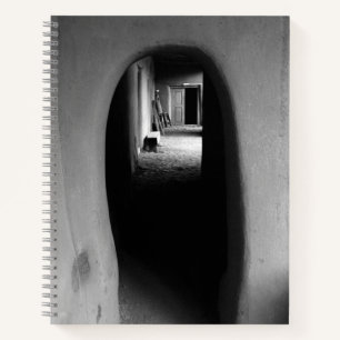 Adobe Passageway im Südwesten: Schwarz-Weiß-Foto Notizbuch