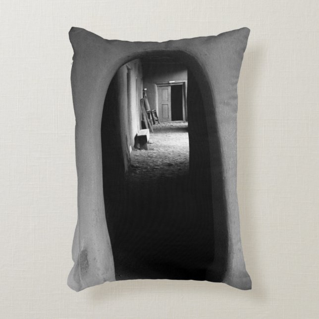 Adobe Passageway: Schwarzweiß-Foto Dekokissen (Vorderseite(Vertikal))
