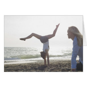 Adolescente fille fait un exploit de gymnastique, 