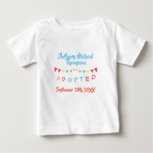 Adoptiert von der Pflegesorgfalt - Name-Shirt Baby T-shirt