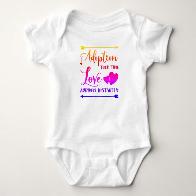 Adoption nahm Zeit, Liebe passierte sofort Baby Baby Strampler (Vorderseite)