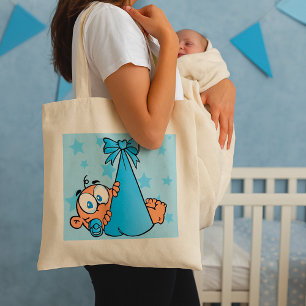 Adorable Baby Boy mit Schnuller in einer Trage Tragetasche