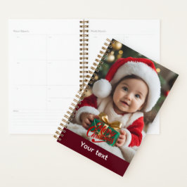 Adorable Baby im Santa Outfit mit Weihnachtsgesche Planer