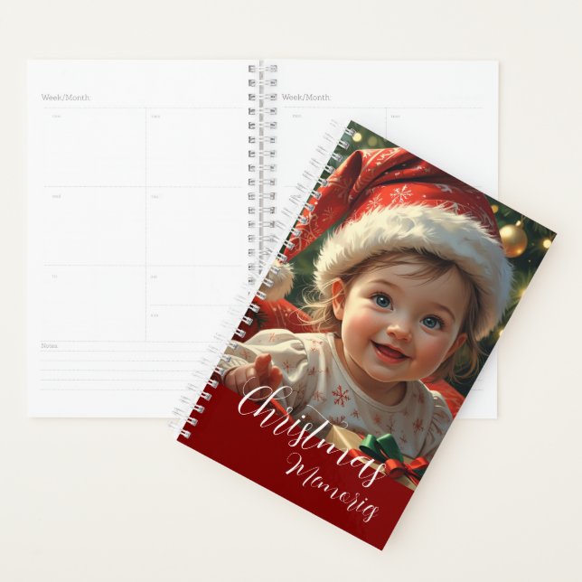 Adorable Baby in Santa Outfit mit Weihnachten Planer (Anzeige)