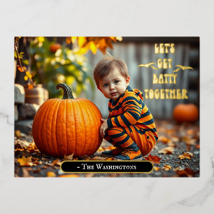 Adorable Baby mit Halloween Pumpkin Folie Einladungspostkarte