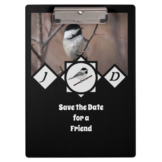 Adorable Carolina Chickadee Monogramm Foto Klemmbrett (Vorderseite)