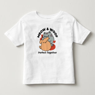 Adorable Cat and Dog Hug - Meow & Woof Design Kleinkind T-shirt