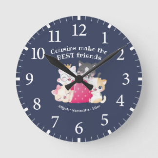 Adorable Cats Cousin machen die besten Freunde zu  Runde Wanduhr