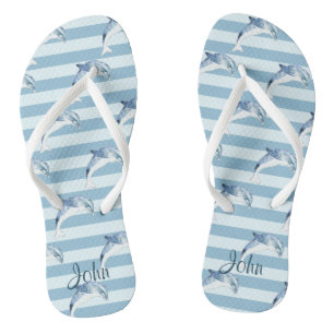 Adorable Delphine auf hellblauen Streifen Flip Flops