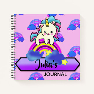 Adorable Einhorn Kitty Cat sitzend auf einem Regen Notizbuch
