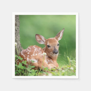 Adorable Fauna, die unter einem Baum liegt Serviette