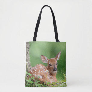 Adorable Fauna, die unter einem Baum liegt Tasche