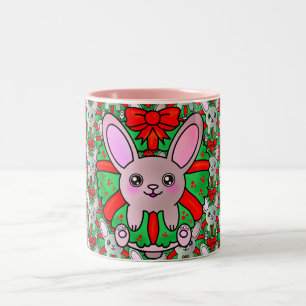 Adorable Fluffy Bunny im Weihnachtskranz Zweifarbige Tasse