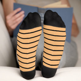 Adorable gestreifte Muster mit rosa und schwarzen Socken