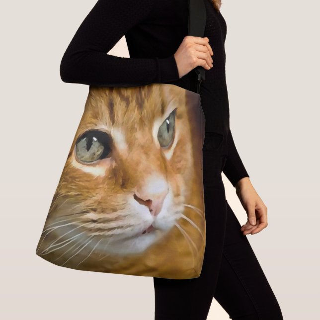 Adorable Ginger Tabby Cat Posing Pet Portrait Tragetaschen Mit Langen Trägern (Von Nahem)