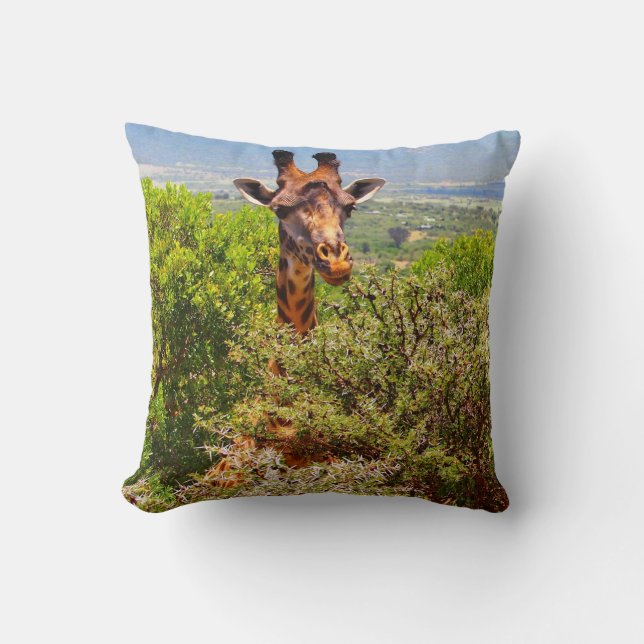 Adorable Giraffe, die seinen Kopf über den Bäumen  Kissen (Vorderseite)