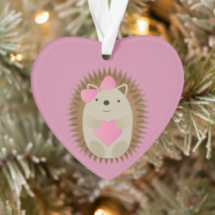 Adorable Girl Cartoon Igel umarmt ein Herz Ornament