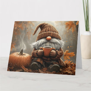Adorable Gnome mit heißem Kakao neben einem Kürbis Karte