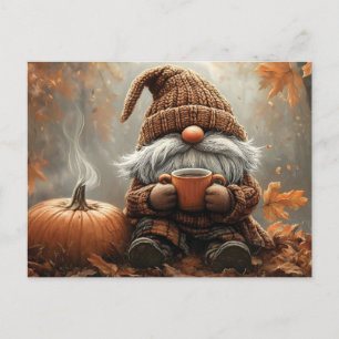 Adorable Gnome mit heißem Kakao neben einem Kürbis Postkarte