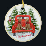 Adorable Goldendoodles Vintager roter Lkw Ornament<br><div class="desc">Sie könnten einfach in Liebe mit dieser Szene fallen — den bezaubernden Goldendoodle-Welpen; dem Vintagen roten LKW mit schneebedeckten Bäumen im Hintergrund und dem Laternenpfahl mit dem Kranz im Urlaub. "I Liebe Christmas" ist die Botschaft - und Sie können das Jahr und den Familiennamen hinzufügen. Haben Sie dies für Ihren...</div>