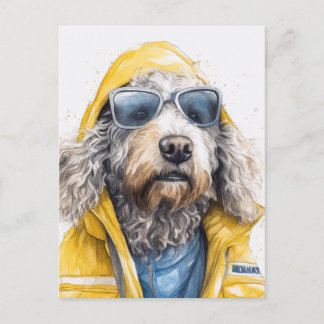 Adorable Hündin in einem gelben Regenmantel Postkarte