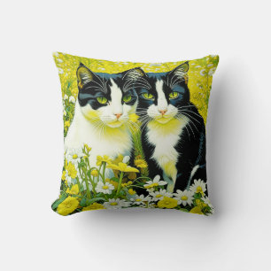 Adorable Katzen, die auf einem Feld von Milchprodu Kissen