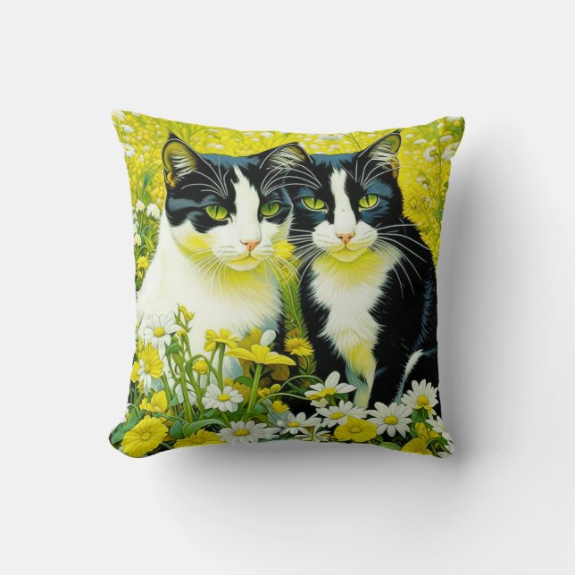 Adorable Katzen, die auf einem Feld von Milchprodu Kissen (Vorderseite)
