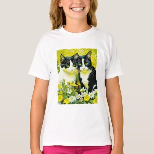 Adorable Katzen, die auf einem Feld von Milchprodu T-Shirt