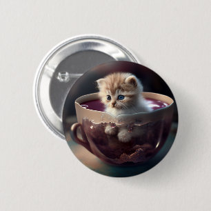 Adorable Kitten in einem Teekessel Button