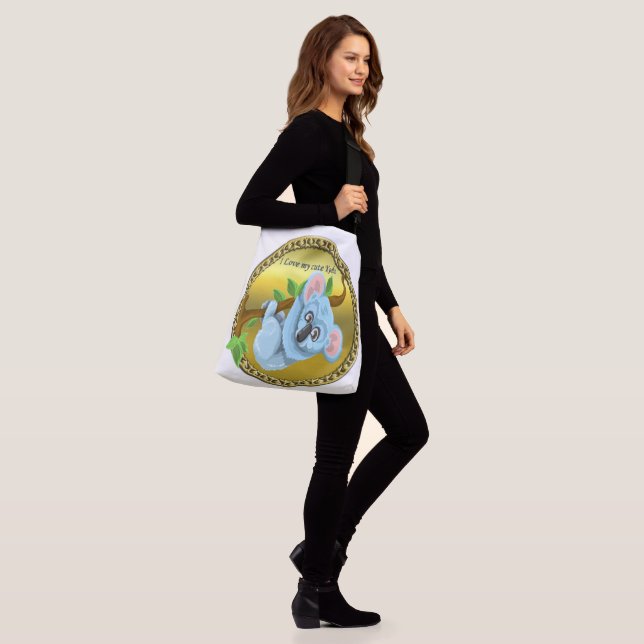 Adorable Koalagebär an einem Baumzweig Tragetaschen Mit Langen Trägern (Am Model)