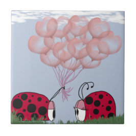 Adorable Ladybug mit Hübschem rosa Ballon Bouquet Fliese