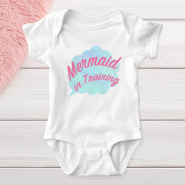 Adorable “Mermaid in Training” bodysuit Baby Strampler (Von Creator hochgeladen)