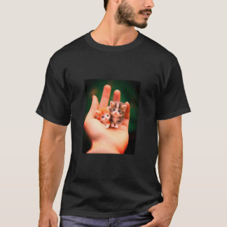 Adorable Miniaturkätzchen in der Hand T-Shirt
