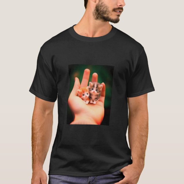 Adorable Miniaturkätzchen in der Hand T-Shirt (Vorderseite)
