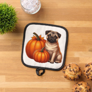 Adorable Mops neben Pumpkins und Blätter sitzen Topflappen