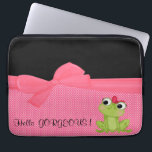 Adorable Niedlich Frog auf Polka Dots Hello Gorgeo Laptopschutzhülle<br><div class="desc">Sie werden dieses Polka-Punktmuster mit einem hübschen kleinen grünen Frosch und einer motivierend Nachricht Liebe. Sie können Text verschieben,  Bild hinzufügen und mehr,  indem Sie auf den COSTUMIZE-IT-Button klicken.</div>