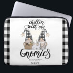 Adorable Niedlich Gnomes Black Buffalo Kariert Laptopschutzhülle<br><div class="desc">Adorable niedliche Gnome auf schwarzem Büffel kariertem Hintergrund.</div>