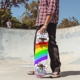 Adorable Penguin Clown et Rainbow Skateboard