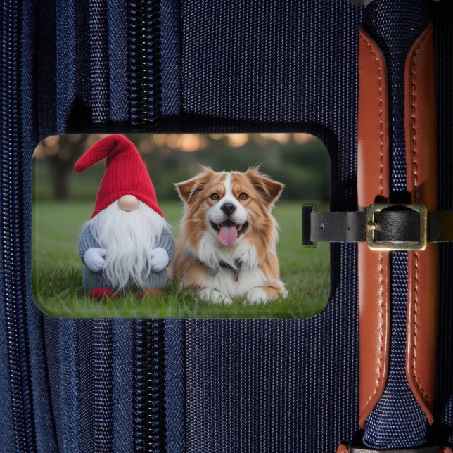 Adorable Plush Gnome and Fluffy Dog Lying in Grass Gepäckanhänger (Vorderseite Insitu 4)