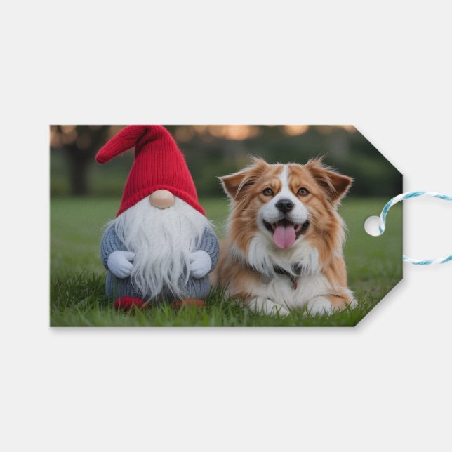 Adorable Plush Gnome and Fluffy Dog Lying in Grass Geschenkanhänger (Vorderseite (Horizontal))