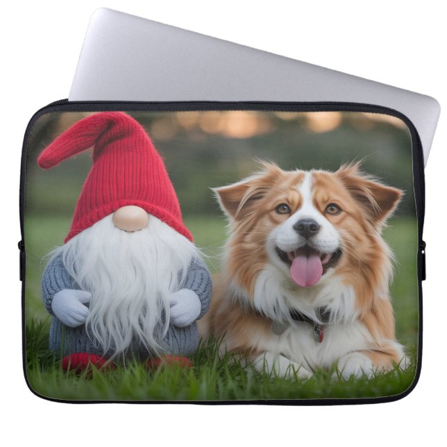 Adorable Plush Gnome and Fluffy Dog Lying in Grass Laptopschutzhülle (Vorderseite)