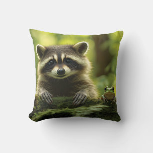 Adorable Raccoon und Frosch pinkeln über Mossy Log Kissen